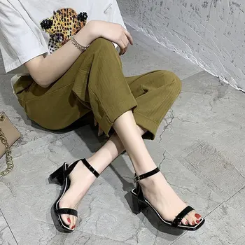 Módne sandále ženy 2020 nové letné wild slovo pracky dámske topánky stredný náklon kórejská verzia vysokým podpätkom ženy