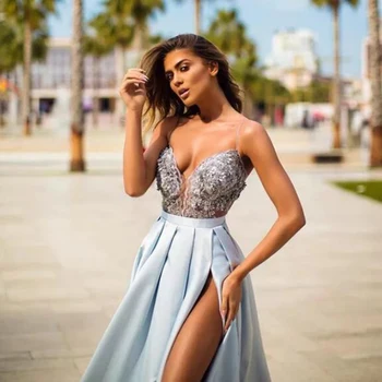 Sky Blue Satin Večerné Šaty 2020-Line Sexy Vysoká Rozdeliť Najvyššie Čipky Dlho Prom Šaty Celebrity Maturitné Šaty vestidos de gala